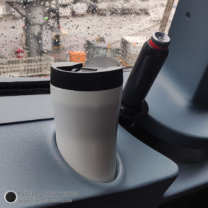 Der aladdin Thermos-Kaffeebecher passt perfekt in den Airbus Cockpit Becherhalter